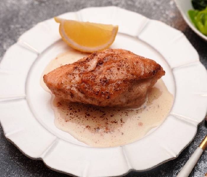 イタリア料理の人気新定番、バターチキン（鶏むね肉のバターソテー）。 ―樋口直哉さんの『料理のツボ』―