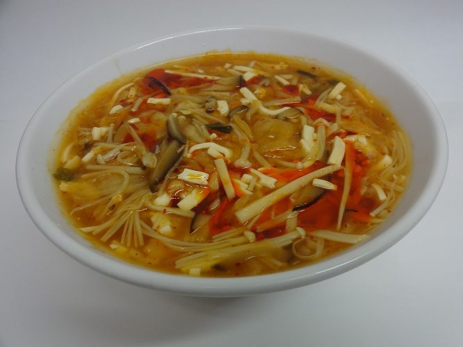  さまざまな食材の食感も楽しめる　酸辣湯麵