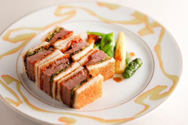 和牛フィレ肉のサンドイッチ 旬の野菜と共に(グジェール・プティサラダ付)　
