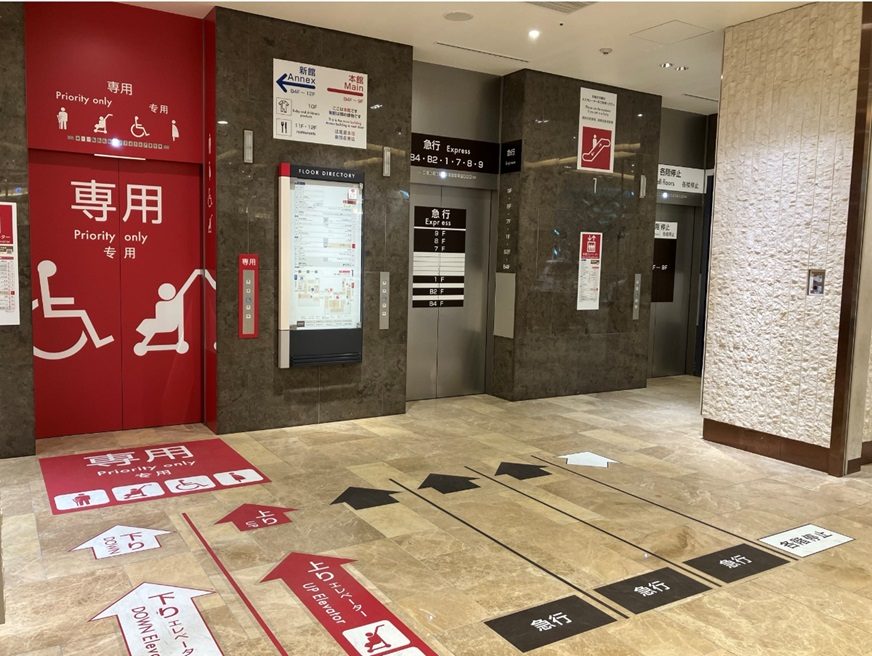 銀座三越専用エレベーター画像