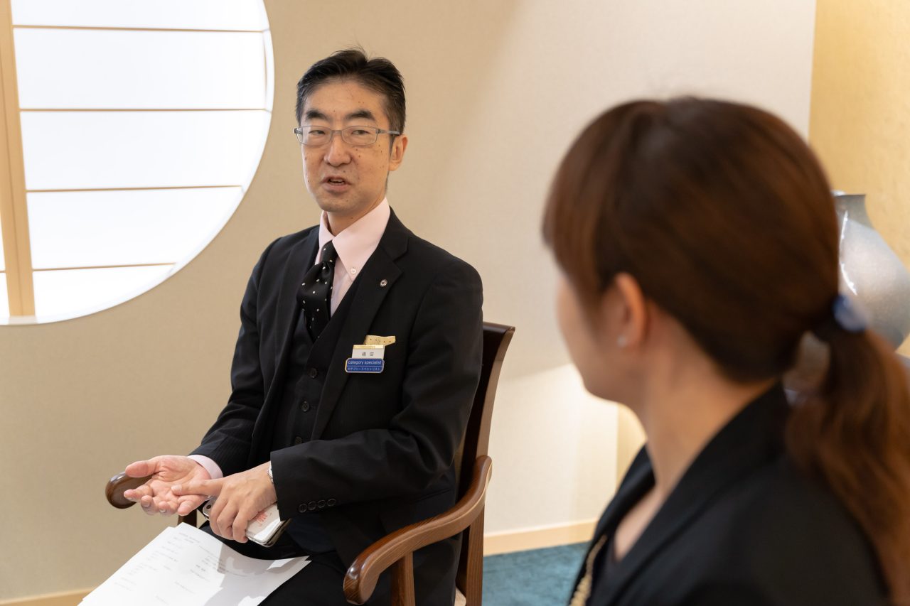 学芸員に聞く窯変米色青瓷作家・峯岸 勢晃氏の魅力 | コラム 学芸員に聞く窯変米色青瓷作家・峯岸 勢晃氏の魅力 | コラム