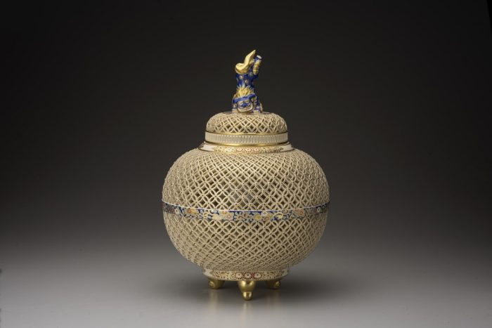 三越創業350周年記念　薩摩焼  十五代 沈壽官展  
  
  
  
  