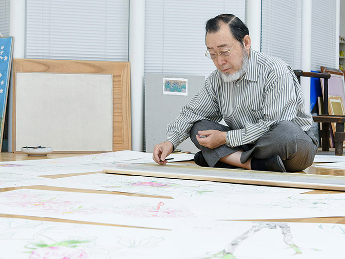 大きな作品を手がけるため、制作は床に座って行う