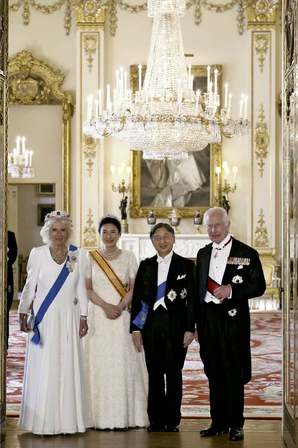 チャールズ国王、カミラ王妃と記念撮影