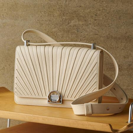 フレンチモードのシグネチャーバッグをフォーカス