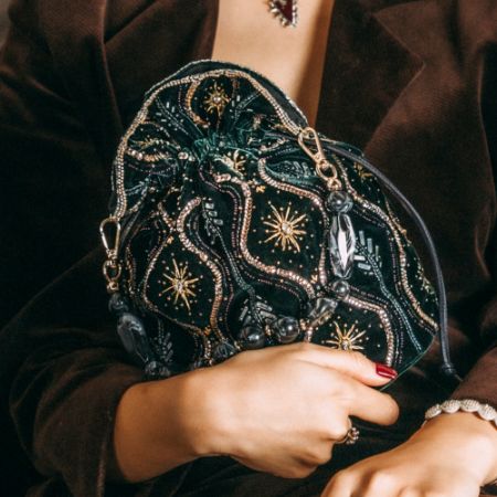 「リュネビル刺繍」を駆使したベロア総刺繍巾着