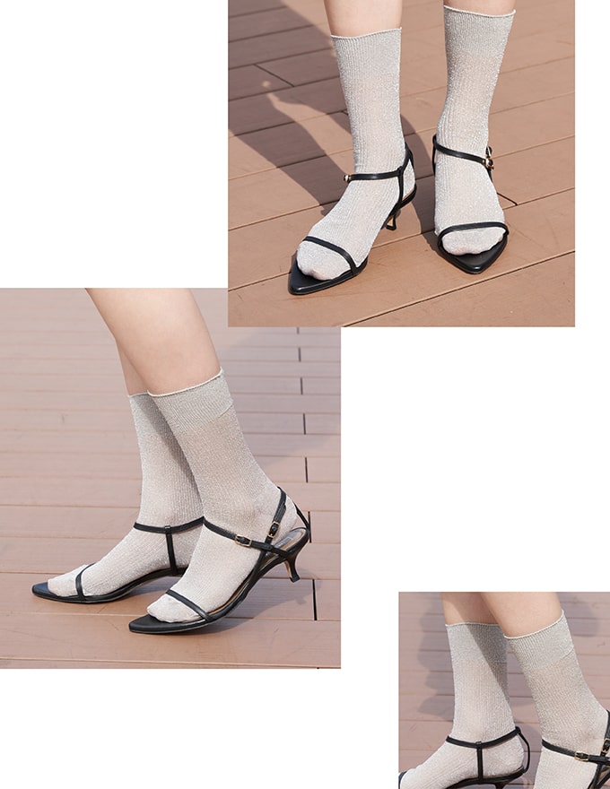 3.細ストラップヒールサンダル×ラメソックスでさらに女性らしく