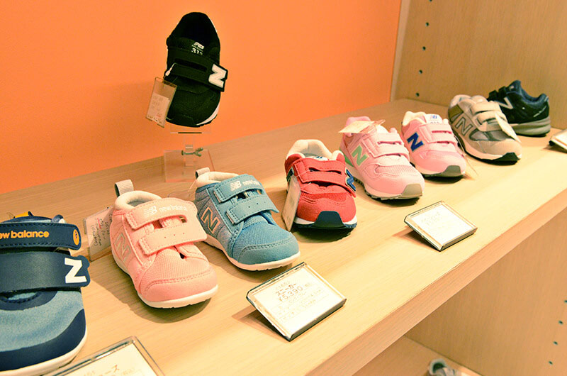 子供靴の買い替え時は シューカウンセラーに聞いた自宅でできる計測方法 Baby Kids 三越伊勢丹オンラインストア 公式 子供靴の買い替え時は シューカウンセラーに聞いた自宅でできる計測方法 Baby Kids 三越伊勢丹オンラインストア 公式