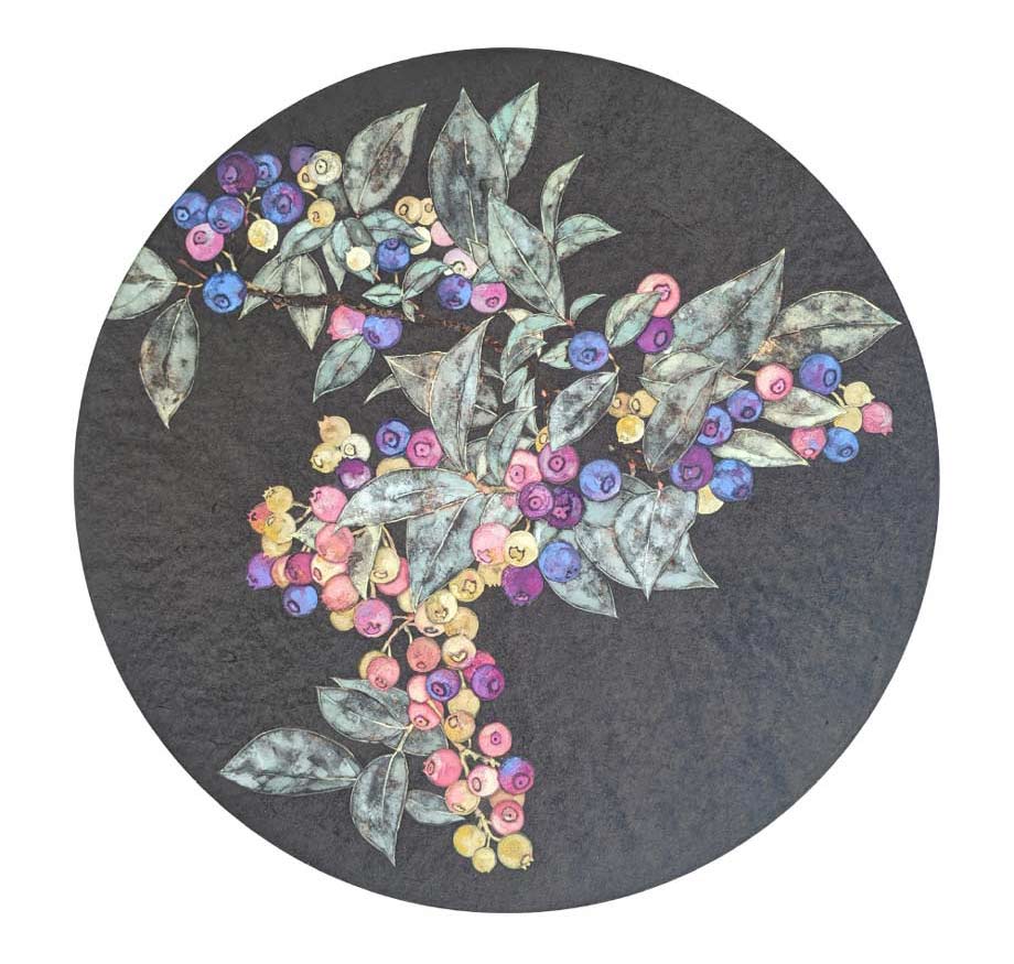 磯部絢子「blue berry」　198,000円（麻紙、岩絵具、銀箔、グラファイト／40cm円形）