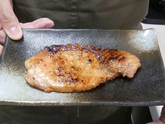 <桑水流畜産>宮崎産 桑水流黒豚みそ漬・塩こうじセットを焼いているところ
