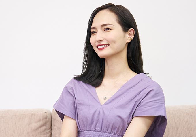 頑張っている同世代の女性の日常に華を添えるアクセサリーでありたい Enelsia エネルシア 山賀琴子さんインタビュー レディース 三越伊勢丹オンラインストア 公式
