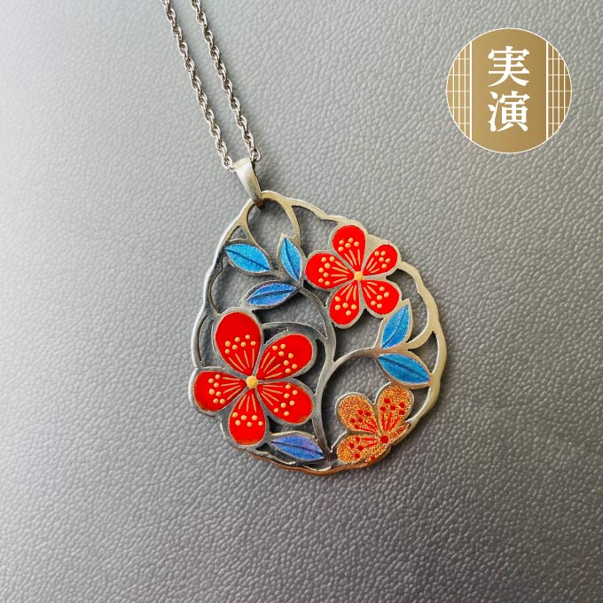 ＜アトリエYOU＞チタンと金蒔絵のペンダント