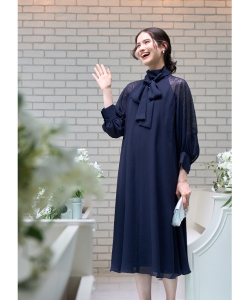＜イギン ジブリーヌ＞ワンピース 77,000円（トリアセテート90％・ポリエステル10％、レース部分：ポリエステル76％・レーヨン24％/9〜13号）
カラーフォーマルバッグ 30,800円（ポリエステル）
