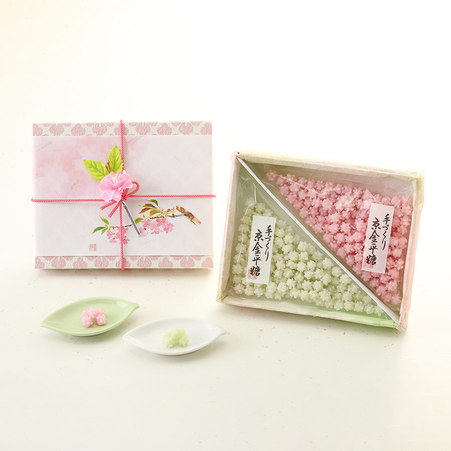 ⼩さくて可愛らしい桜を詰め合わせた⼲菓⼦を、春の⼿⼟産に