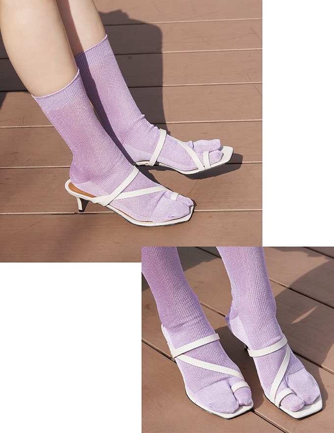 3.細ストラップヒールサンダル×ラメソックスでさらに女性らしく