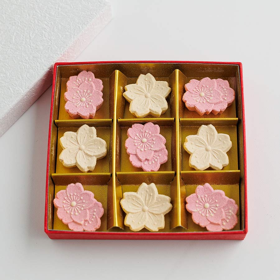 ⼩さくて可愛らしい桜を詰め合わせた⼲菓⼦を、春の⼿⼟産に