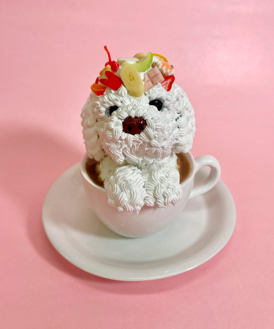 『Coffee Cup Poodle』88,000円（19×19×19cm、2025年）