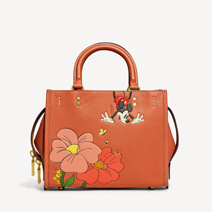 愛らしいミッキーマウスがデザインされた＜COACH＞のアイコンバッグ