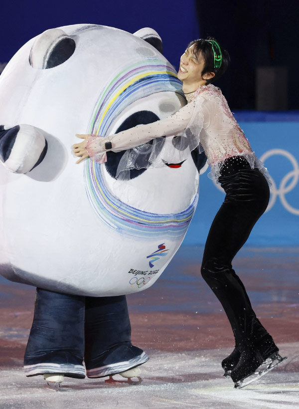 マスコットに抱きつく羽生結弦