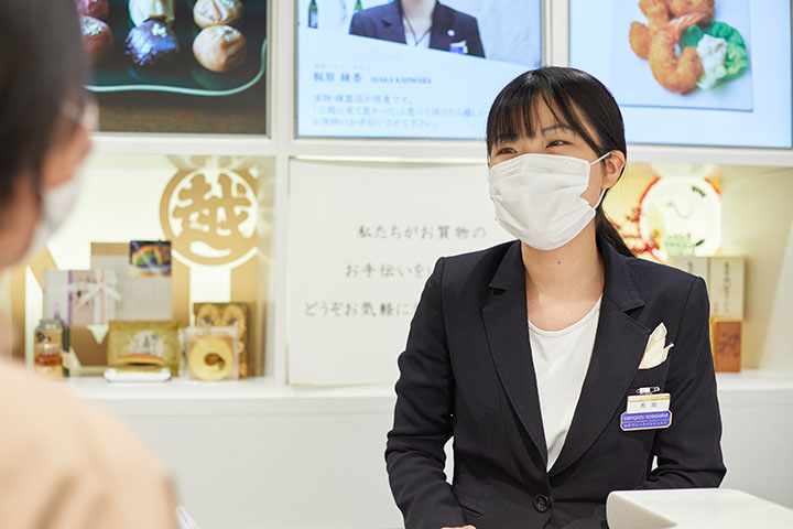 カウンターで接客する西岡さん