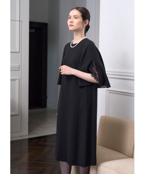 ＜ニナ リッチ＞ブラックフォーマルワンピース 121,000円（トリアセテート70％・ポリエステル30％/M・L）