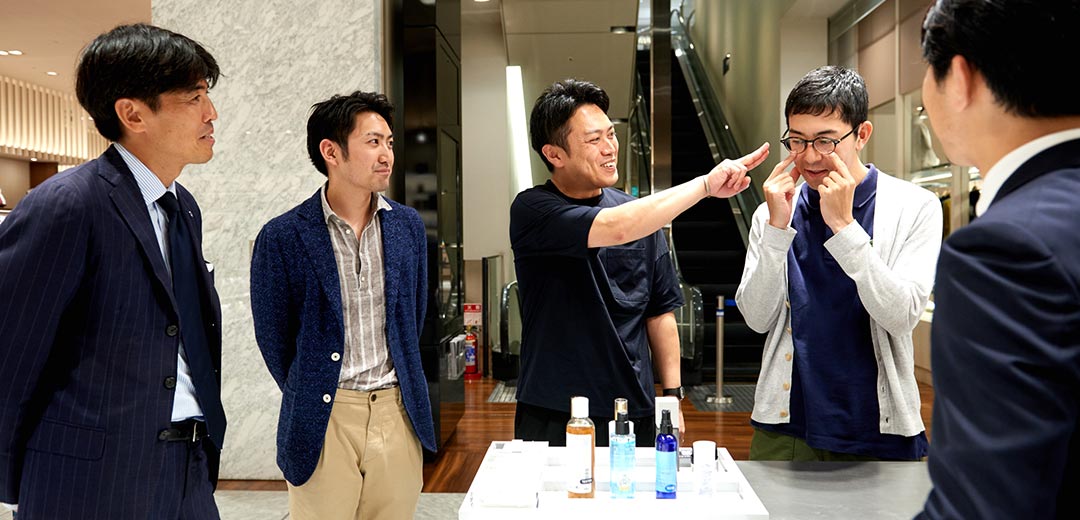 メンズコスメ 20代から40代までのメンズ館に携わる男性4人が人気の 肌測定 を体験 men 三越伊勢丹オンラインストア 公式