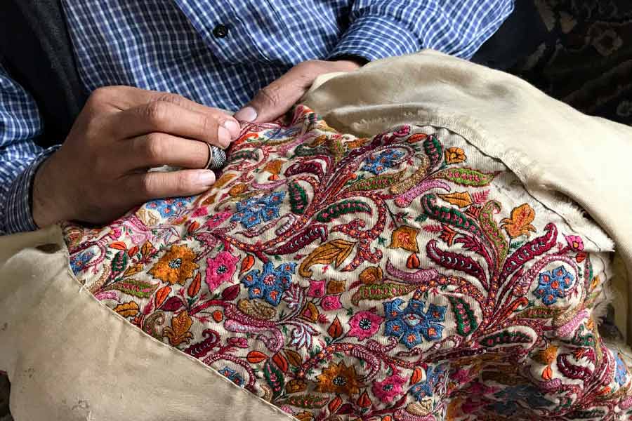 普段の装いをグレードアップする<ターラ・ブランカ>の手刺繡 普段の装いをグレードアップする<ターラ・ブランカ>の手刺繡