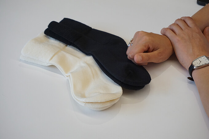 Merino Optimo(メリノオプティモ)という、オーストラリアの産毛量のわずか0.2％しか生産されない極めて希少な防縮のウール糸を使用。この糸は弾力性、毛玉の出来にくさを表すピリング性、また発色性に優れ、均一な長さと太さが特徴。