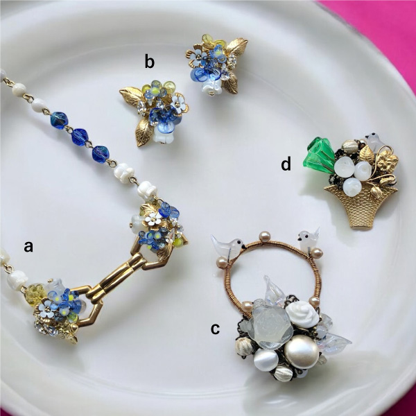 ＜Size E＞ a.スズランと勿忘草のネックレス b.スズランと勿忘草のイヤリング c.Jardin d’oiseaux（小鳥の庭）ブローチ d.Panier muguet（すずらんの花籠）ブローチ