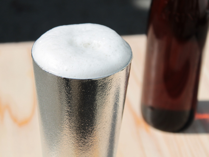 ビールと一緒に、冷やして味わう錫のカップ