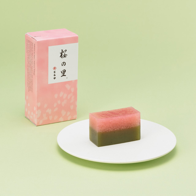 桜が咲き誇る山里の情景を表現した＜とらや＞の季節の羊羹