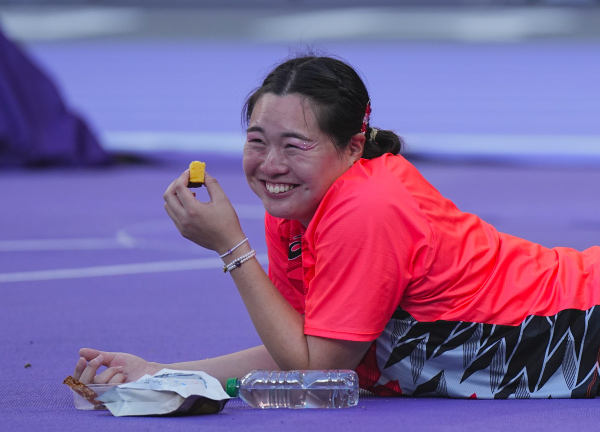 陸上女子やり投げ　カステラを食べる北口