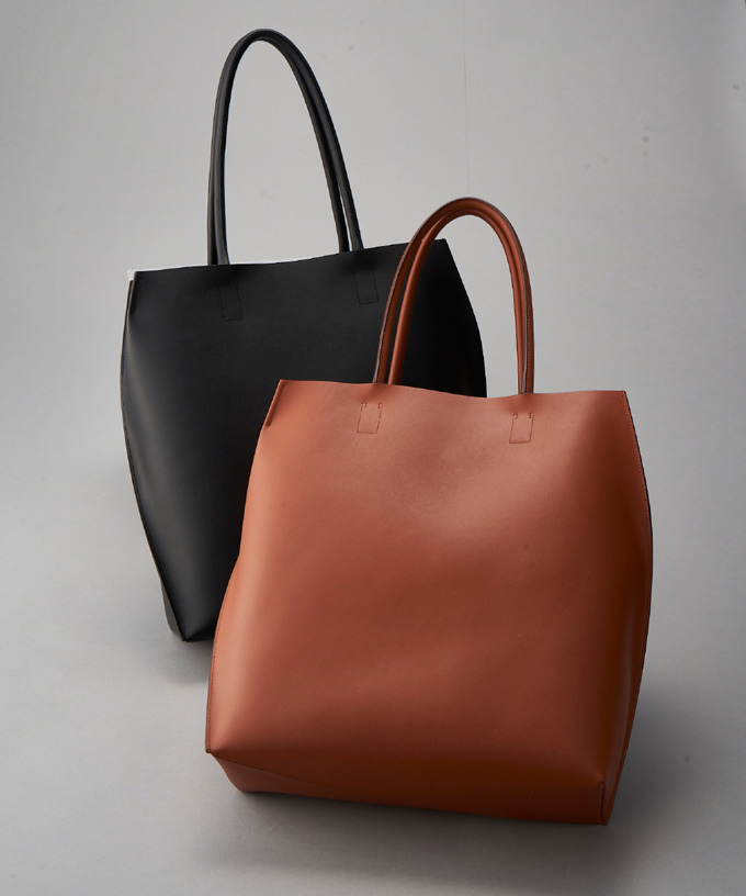 ＜コートニー・オーラ＞「SLOPE TOTE l」 各55,000円（牛革/W34×H38×D11cm）