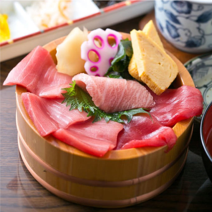 ＜黒まぐろ専門店 黒紋＞
						極クロマグロ丼