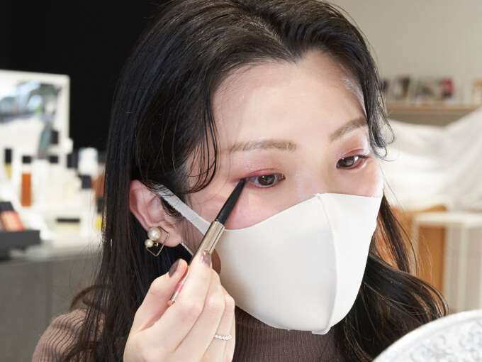 赤系のラインで抜け感と目ヂカラをオン