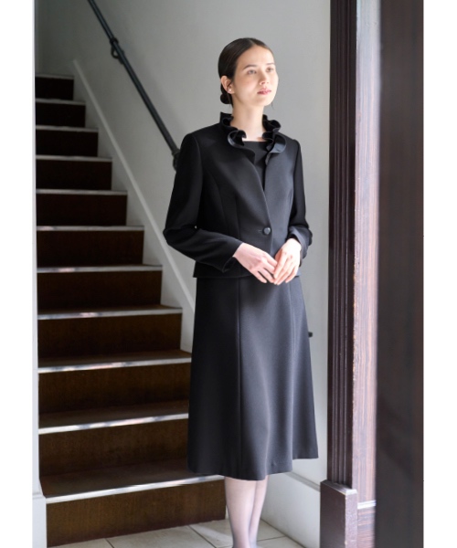 ＜ニナ リッチ＞ブラックフォーマルアンサンブル 165,000円（トリアセテート60％・ポリエステル40％/7〜19号）
