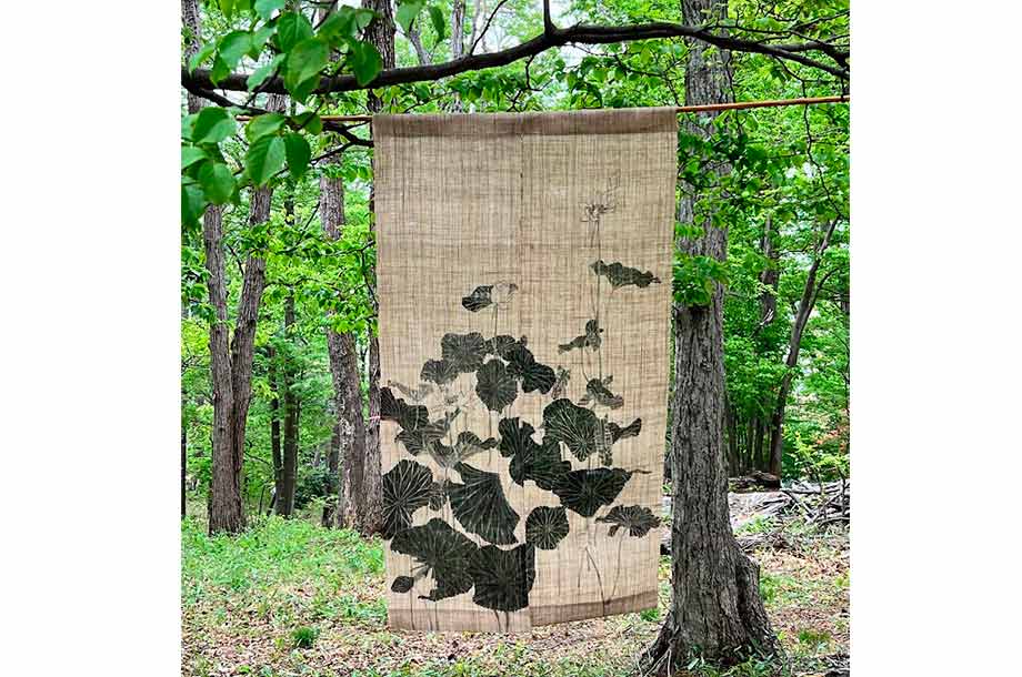 石塚智之画 墨の手描き暖簾「蓮」 165,000円(45×150cm/2枚組)