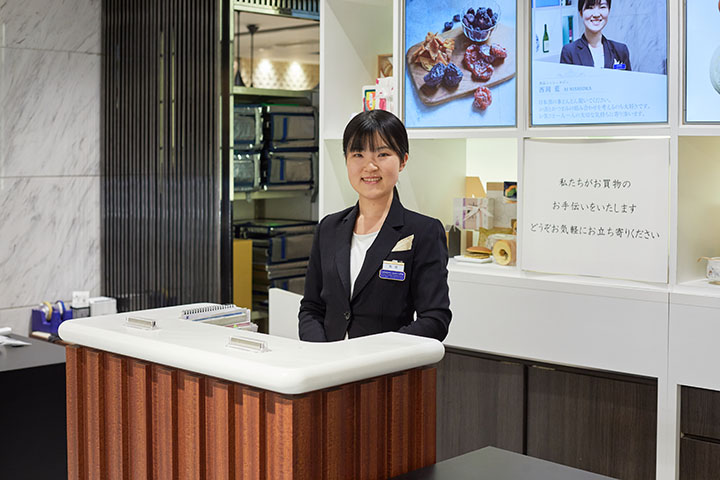 カウンターに立つ西岡さん