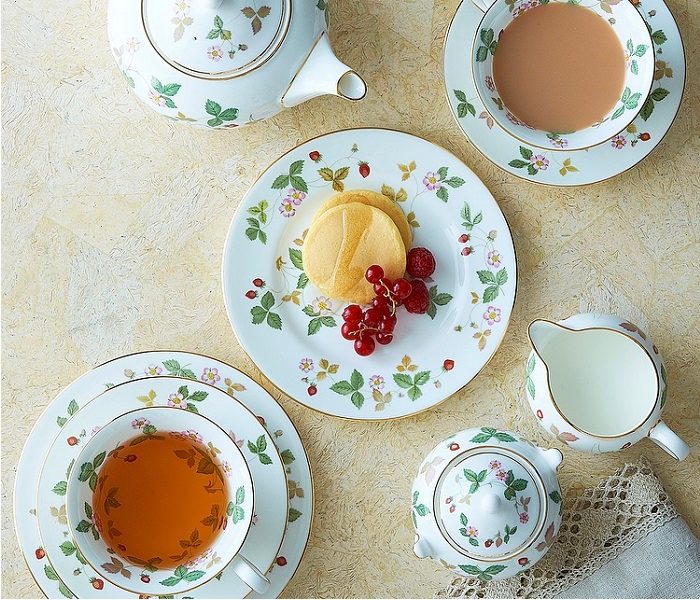 売れ筋がひクリスマスプレゼント！ ウェッジウッド＞ 人気シリーズ「ワイルドストロベリー」誕生60 食器